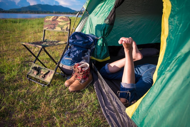 Nederig gedeelte van een vrouw die in een tent ligt