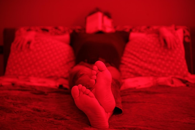 Foto nederig gedeelte van een vrouw die ontspant op het bed