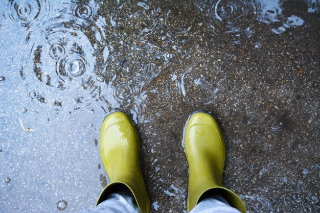 Foto nederig gedeelte van een vrouw die op de grond staat