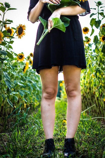 Foto nederig gedeelte van een vrouw die op het veld staat