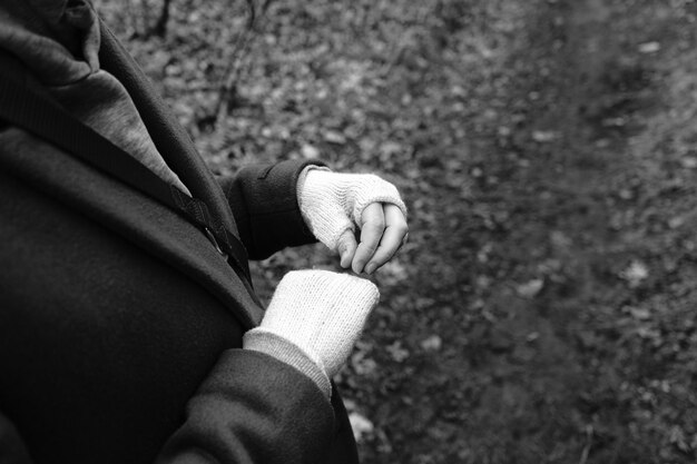 Nederig gedeelte van een vrouw die op het veld staat