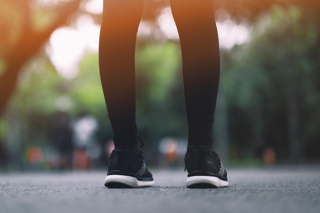 Foto nederig gedeelte van een vrouw die op straat staat