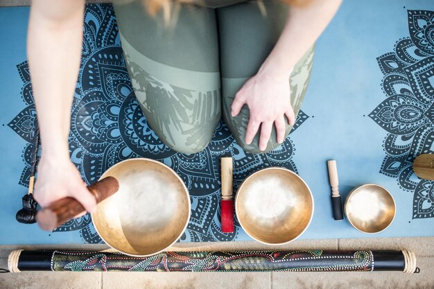 Foto nederig gedeelte van een vrouw die op tafel staat