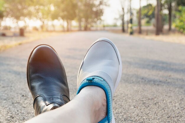 Nederig gedeelte van een vrouw die schoenen draagt op de weg