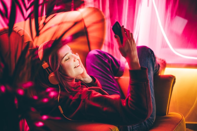 Foto nederig gedeelte van een vrouw in een tent