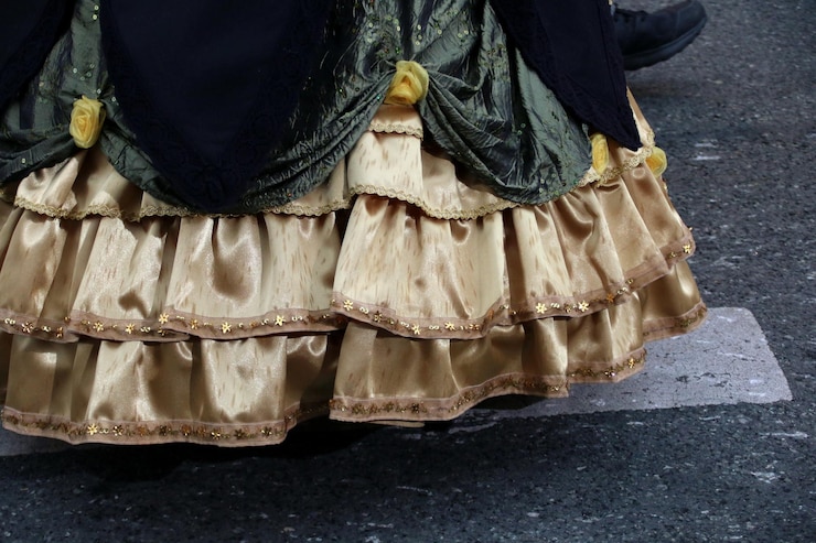 Foto nederig gedeelte van een vrouw in kostuum die op de weg staat