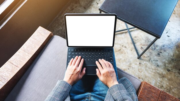 Nederig gedeelte van een vrouw met een laptop.