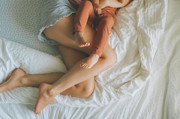 Nederig gedeelte van moeder en dochter die hun vrije tijd thuis in bed doorbrengen