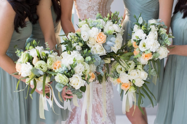 Nederig gedeelte van vrouwen met bloemenboeketten