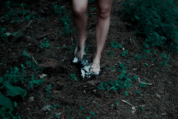 Nederige sectie van naakte vrouw die in het bos loopt