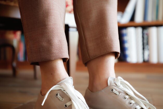 Foto nederige sectie van vrouw in schoen