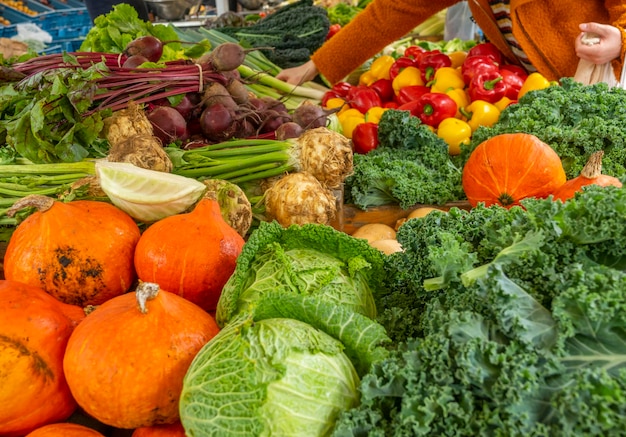 Nederland. Boerenmarkt in Amsterdam. Koper en veel rijp groen en groenten