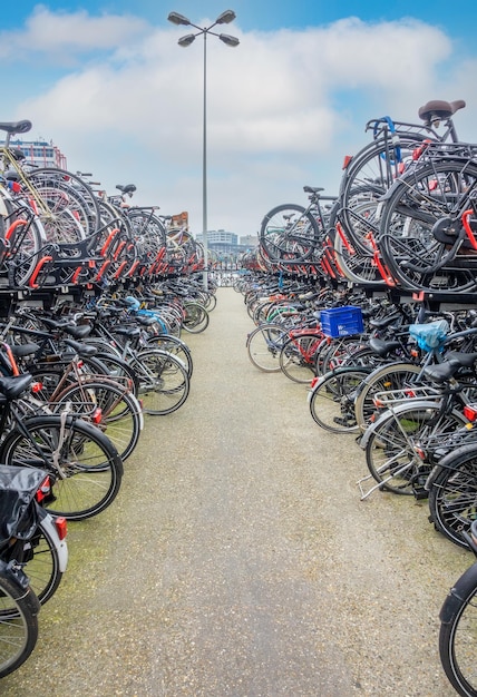 Nederland. Een dagje Amsterdam. Duplex fietsenstalling