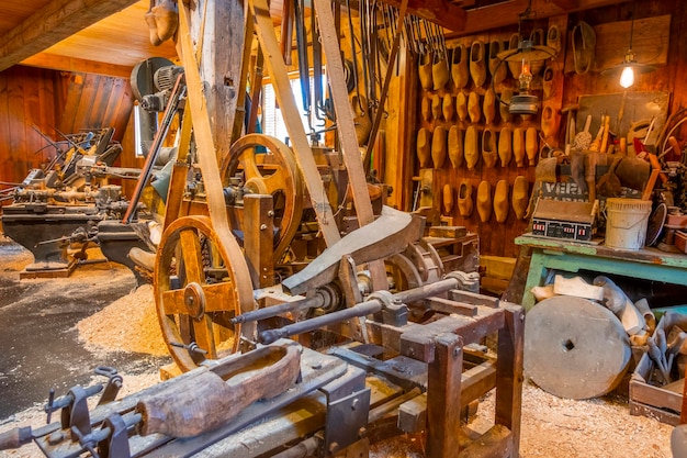 Nederland Het interieur van een werkplaats met oude houtbewerkingsmachines voor de vervaardiging van het Nederlandse nationale schoeisel Klomps