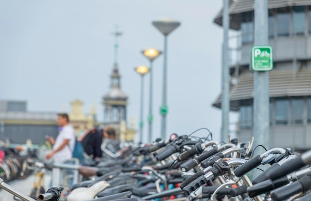 Nederland warme dag in amsterdam grote fietsenstalling nabij amsterdam centraal station