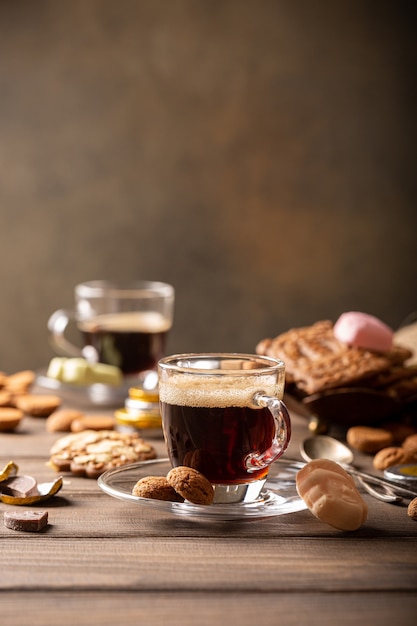 Nederlandse feestdag Sinterklaas, feestelijk ontbijt met koffie, kruidnoten, traditionele zoetigheden en cadeautjes. NS. Nicolaas dag concept. Ruimte kopiëren.