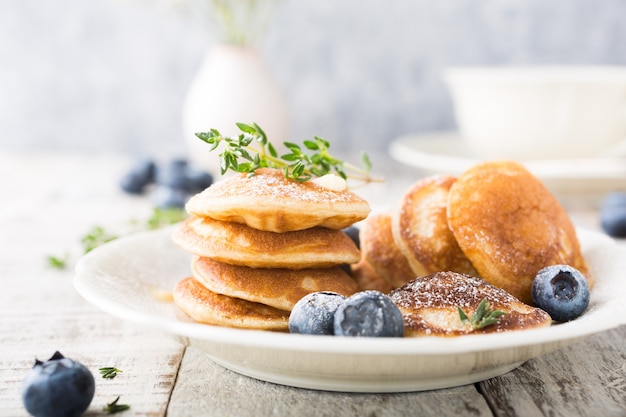 Nederlandse mini-pannenkoeken genaamd poffertjes