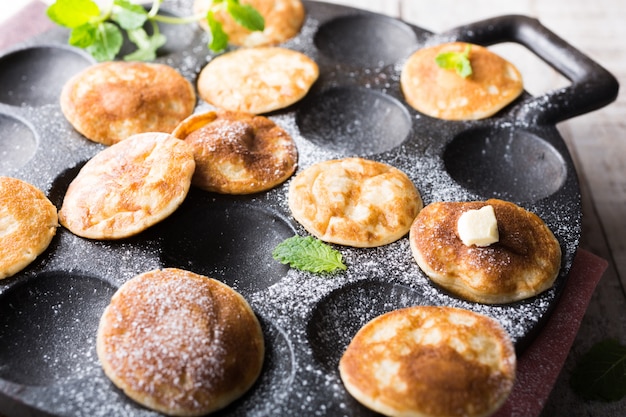 Nederlandse mini-pannenkoeken genaamd poffertjes