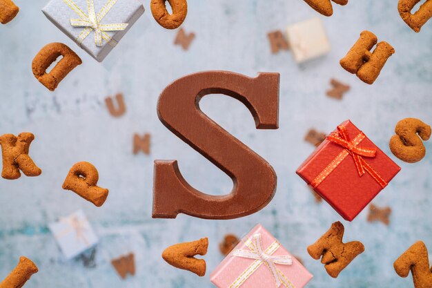 Nederlandse vakantie sinterklaas wenskaart geschenkdozen en traditionele Sint-Nicolaas-snoepjes vallen