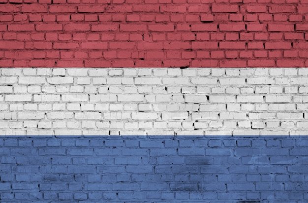 Nederlandse vlag is geschilderd op een oude bakstenen muur