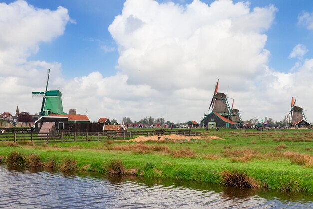 Foto nederlandse windmolens over waterkanaal in zaanse schans, holland