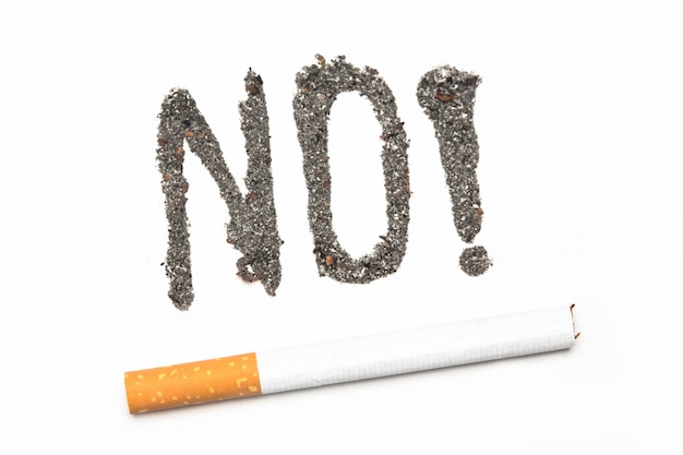 Nee met uitroepteken beschreven in as met een joint met een sigaret