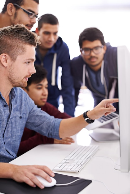 Hai bisogno di soluzioni questa è la squadra che vuoi supportarti foto di un gruppo di colleghi che lavorano insieme al computer in un ufficio