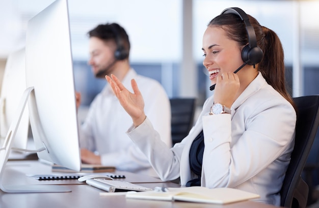 Neem contact met ons op callcenter of vriendelijke vrouw die spreekt in telecomcommunicatiebedrijf in helpdesk Vrolijke glimlach crm of verzekeringsagent die online werkt of praat in technische of klantenondersteuning