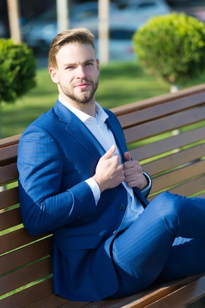 Neem even de tijd om gedachten op te frissen. Man in pak ontspannen zitbankje in het park. Zakenman formele kleding baas of manager hebben tijd nodig om te ontspannen. Aangename momenten van ondernemerschap.