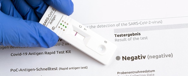 Foto negatief testresultaat door gebruik van sneltestapparaat voor covid19