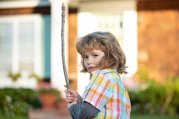 Emozione negativa del bambino aggressività dei bambini ragazzo arrabbiato con bastone adattamento del bambino bullo concetto di bullismo esaurimento nervoso