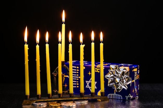 Negen brandende kaarsen op onscherpe achtergrond. Hanukkah concept