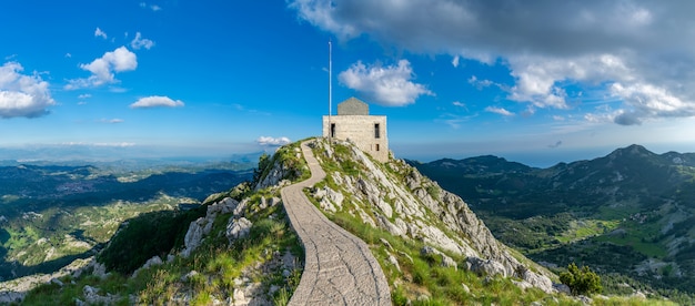 Negosh Mausoleum op de top van de hoge en pittoreske berg Lovcen.