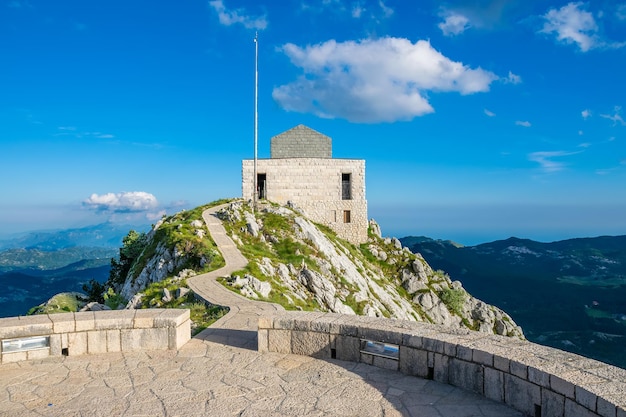 Negosh Mausoleum op de top van de hoge en pittoreske berg Lovcen