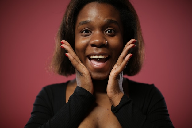 Photo a negro woman with a piercing on her face rejoices.