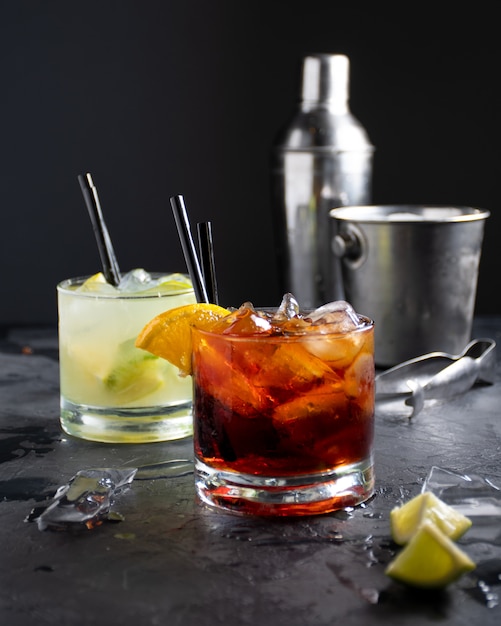 사진 negroni 칵테일 및 얼음 caipirinha