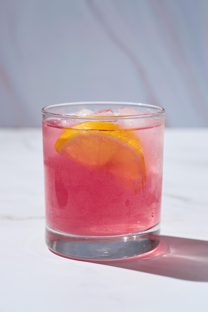 Negroni Cocktail in kristalglas met ijsblokjes