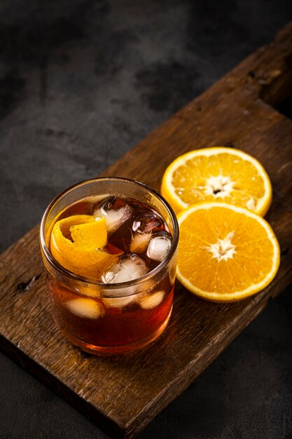 Negroni-cocktail met sinaasappel op donkere achtergrond
