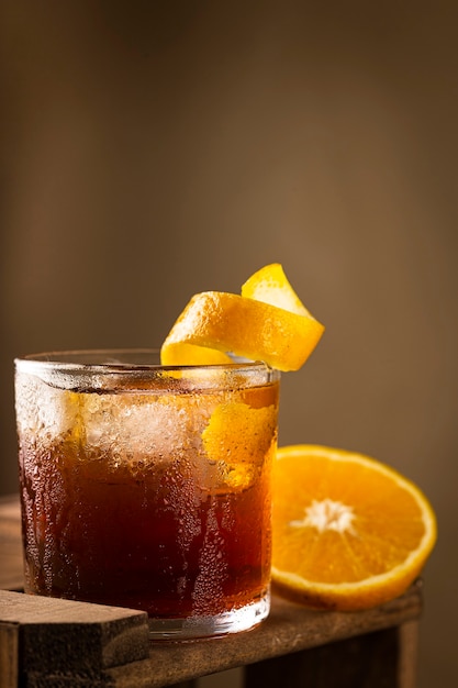 Negroni-cocktail met sinaasappel op houten achtergrond