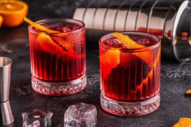 Negroni 칵테일 오렌지 껍질과 얼음, 선택적 포커스.