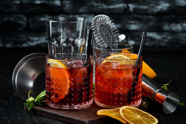 Negroni 두 개의 칵테일 나무 배경 상위 뷰