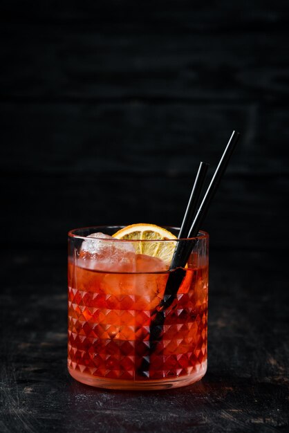 NegroniSprits Alcoholische cocktail in een glas Op een houten achtergrond Bovenaanzicht Gratis kopieerruimte