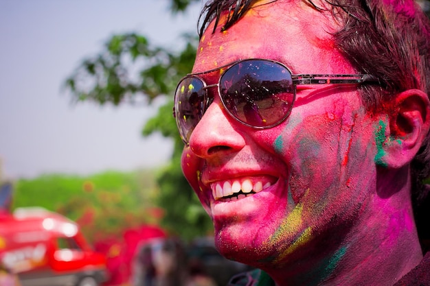 ネルー大学がインドのデリーでホーリー祭を祝うホーリーは春節を祝う