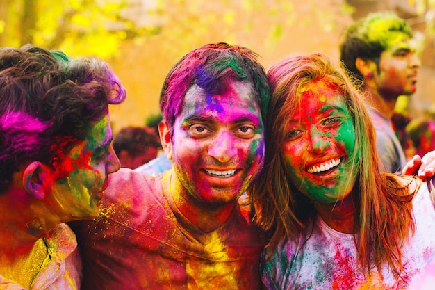写真 ネルー大学がインドのデリーでホーリー祭を祝うホーリーは春節を祝う