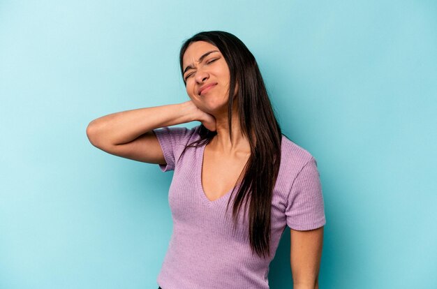 Nekpijn hebben als gevolg van stress, masseren en aanraken met de hand