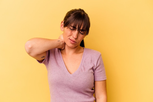 Nekpijn hebben als gevolg van stress, masseren en aanraken met de hand