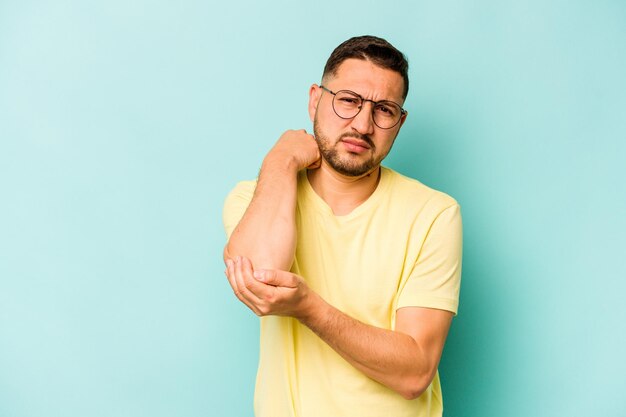 Nekpijn hebben als gevolg van stress, masseren en aanraken met de hand