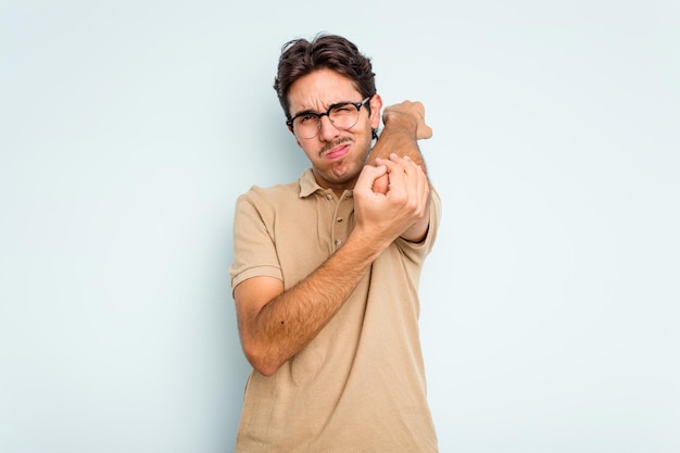 Nekpijn hebben als gevolg van stress, masseren en aanraken met de hand