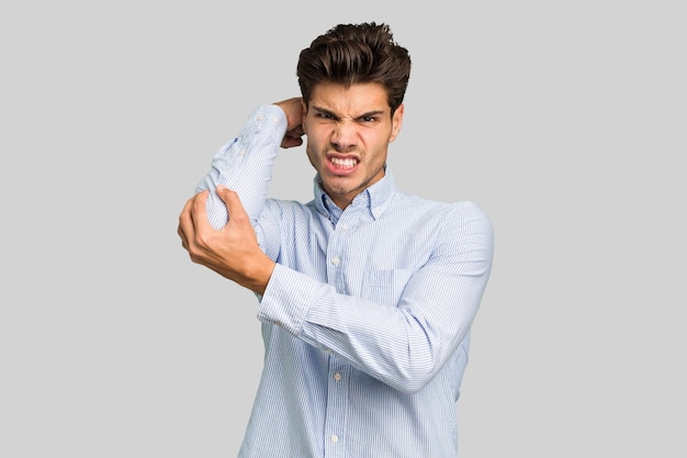 Nekpijn hebben als gevolg van stress, masseren en aanraken met de hand