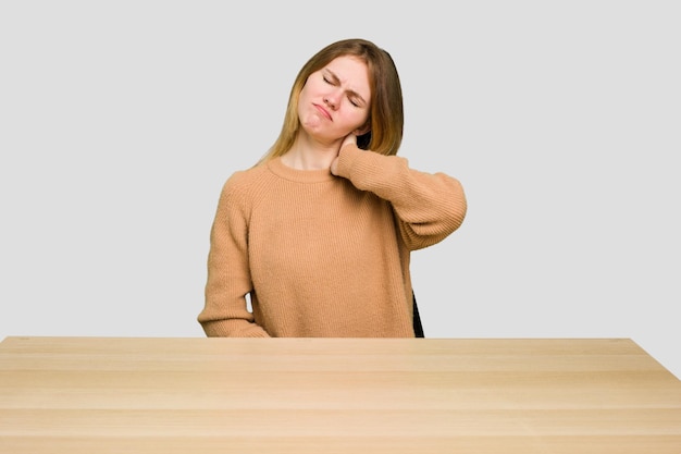 Nekpijn hebben als gevolg van stress, masseren en aanraken met de hand